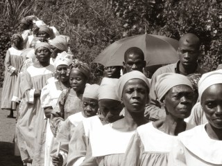 Procession dans la brousse