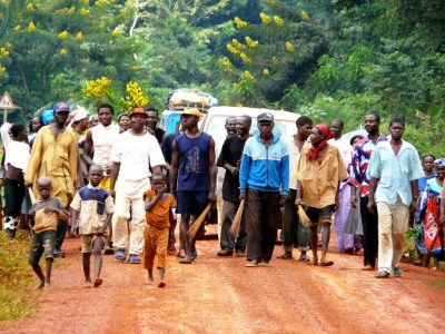 Photographie : Serge Marcel Roche Villageois sur la piste