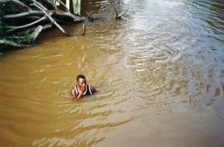 photo serge marcel roche baigneur dans la rivière Kadey
