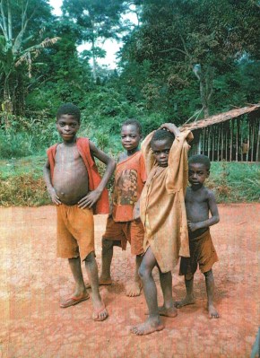 enfants Bakas sur la piste
