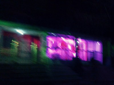 façades avec néons la nuit