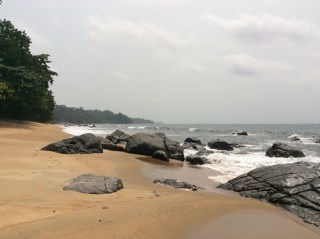 photo : serge marcel roche plage - littoral Cameroun